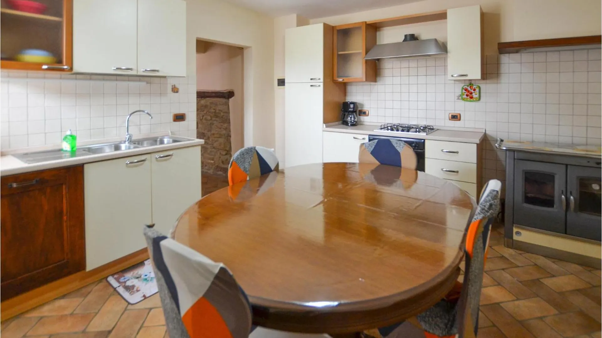 Lovely Home In Castiglion Fiorentino With Kitchen